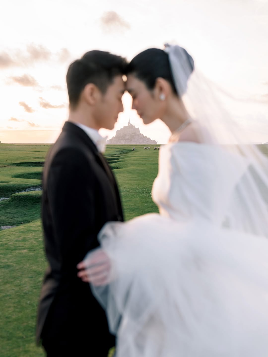 Ming Xi y Mario Ho celebran una boda histórica en Mont-Saint-Michel con un espectacular vestido de Dior